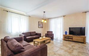 4 Bedroom Beautiful Home In Turcic 