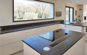 Maisons de vacances Beautiful Home In Beziers With Wifi : photos des chambres