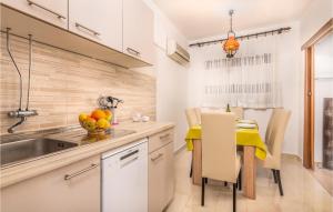3 Bedroom Nice Apartment In Krk 