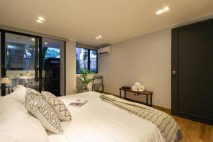 Surprising, Lleras Park, Billar Pool And Jacuzzi