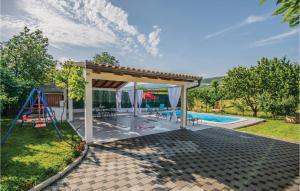 Three-Bedroom Holiday Home In Prolozac Donji
