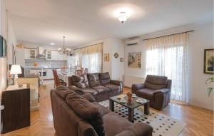 Three-Bedroom Holiday Home In Prolozac Donji