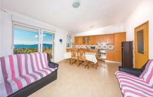 3 Bedroom Nice Apartment In Seget Vranjica 