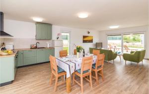 Awesome Home In Putini 