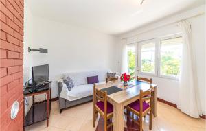 2 Bedroom Cozy Apartment In Trogir 