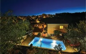 Four-Bedroom Holiday Home In Okrug Gornji - Liveli