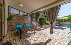 2 Bedroom Lovely Apartment In Jadranovo