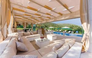 Cozy Home In Seget Donji With Jacuzzi 