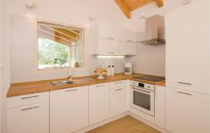 Cozy Home In Seget Donji With Jacuzzi 