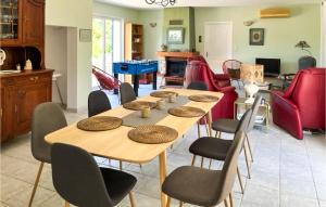 Maisons de vacances Beautiful Home In Prades-Sur-Vernazobre : photos des chambres