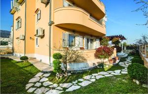 Three-Bedroom Apartment In Kastel Kambelovac