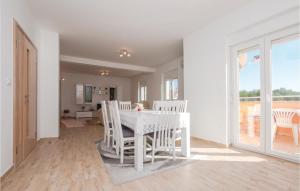 Four-Bedroom Apartment In Sibenik