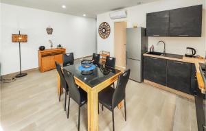 Appartements Awesome Apartment In Narbonne With Wifi : photos des chambres