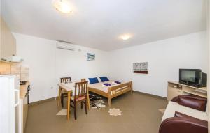 Amazing Apartment In Vrana With Lake View 