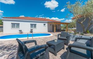 3 Bedroom Cozy Home In Sikovo
