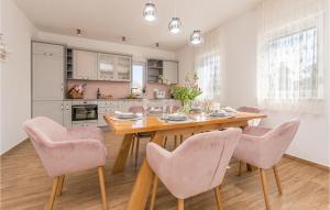 3 Bedroom Cozy Home In Sikovo 