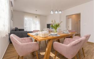3 Bedroom Cozy Home In Sikovo 