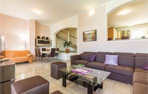 6 Bedroom Awesome Home In Pula 