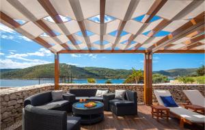 Nice Home In Vis With Kitchen