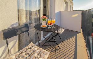 Amazing Apartment In Okrug Gornji