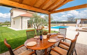 3 Bedroom Cozy Home In Kljuc 