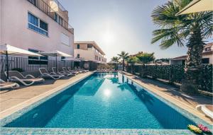 Cozy Apartment In Okrug Gornji