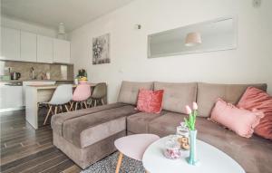 Cozy Apartment In Okrug Gornji