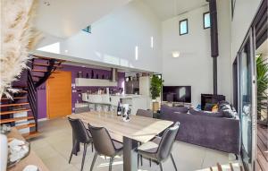 Maisons de vacances Lovely Home In Villelongue-De-La-Sal : photos des chambres