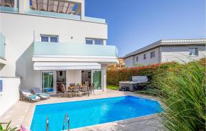 Lovely Home In Premantura With Jacuzzi