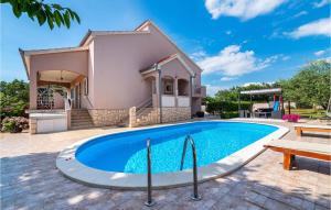 Three-Bedroom Holiday Home In Murvica