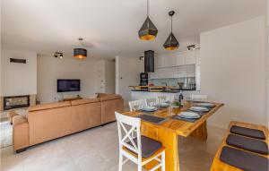 Lovely Home In Premantura With Jacuzzi 