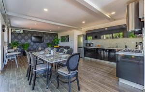 3 Bedroom Lovely Home In Rovinj 