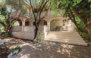 Two-Bedroom Apartment In Grebastica