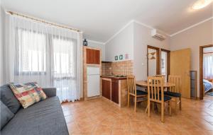 Two-Bedroom Apartment In Grebastica
