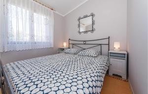 Two-Bedroom Apartment In Grebastica