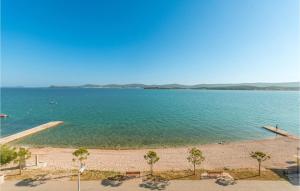 Cozy Apartment In Turanj With Wifi