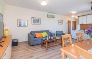 Cozy Apartment In Turanj With Wifi