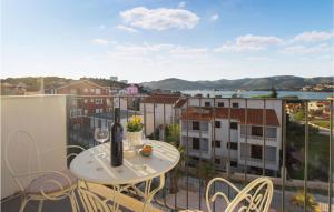 Lovely Apartment In Okrug Gornji