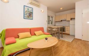 Lovely Apartment In Makarska With Kitchen 
