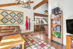 Spacious Cabin with Deck 7 Mi to Show Low!