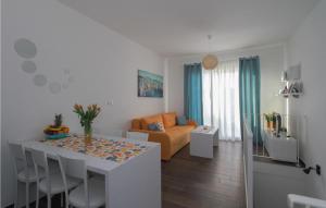 Lovely Apartment In Okrug Gornji