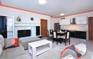 3 Bedroom Nice Home In Solin 