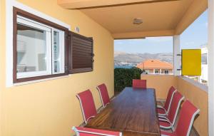 Three-Bedroom Apartment In Okrug Donji