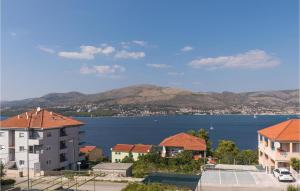 Three-Bedroom Apartment In Okrug Donji