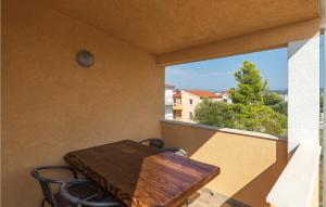Gorgeous Apartment In Okrug Donji With Kitchen 
