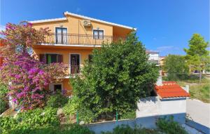 Gorgeous Apartment In Okrug Donji With Kitchen 