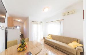 Gorgeous Apartment In Okrug Donji With Kitchen 
