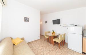 Gorgeous Apartment In Okrug Donji With Kitchen 