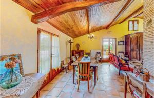 Maisons de vacances Stunning Home In St Pierre D'eyraud : photos des chambres