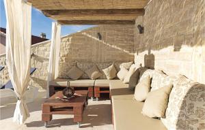 Four-Bedroom Holiday Home In Kijevo